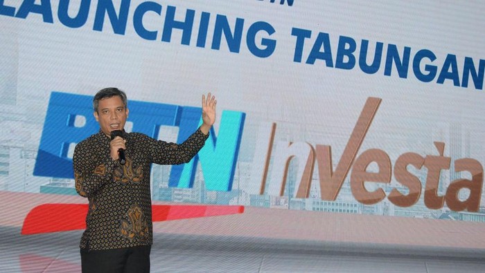 Tabungan Investa Incar Kalangan Menengah Atas Plt. Direktur Utama PT Bank Tabungan Negara (Persero) Tbk. Nixon LP Napitupulu bersama Direktur Distribution and Retail Funding Bank BTN Jasmin kompak menunjuk layar peluncuran Tabungan Investa di sela peluncuran produk Tabungan BTN Investa di Jakarta, Selasa (23/2). Bank BTN meluncurkan produk tabungan dengan keuntungan lebih tersebut untuk menjawab kebutuhan investasi kalangan menengah atas, profesional muda, hingga pelaku usaha. BTN optimistis mampu meraih dana segar senilai Rp3 triliun melihat potensi kalangan menengah atas di Indonesia yang mencapai lebih dari 52 juta orang.