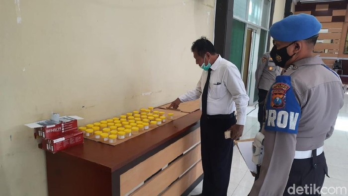 Tak ingin kejadian ada anggotanya terjerat narkoba, Polres Lamongan melakukan tes urine dadakan ke semua anggotanya. Tak hanya anggotanya yang ada di Polres, jajaran Polsek juga tak luput dari tes urine dadakan ini.