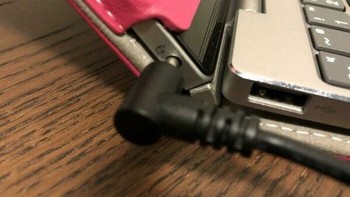 Pantas saja tidak baterai laptopnya tidak terisi, konektor chargernya tersambung ke audio! Foto: Yeetus-Rice via pleated-jeans.com