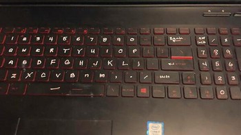 Backlight pada keyboard-nya tidak sengaja dimatikan. Kemudian si pengguna menggambar huruf dan angka pada keyboard agar kelihatan. Ya ampun... Foto: silaxs via pleated-jeans.com