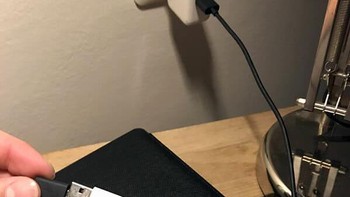 Pantesan Kindle-nya tidak bisa di-charge, kabelnya salah! Foto: gumball_Jones via pleated-jeans.com