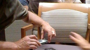 Cara memindahkan foto dari ponsel satu ke ponsel lain, dengan cara difoto. Foto: dealdroper via pleated-jeans.com