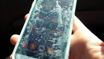 Dilapisi plastik agar ponsel anti air. Foto: The_PwnShop via pleated-jeans.com