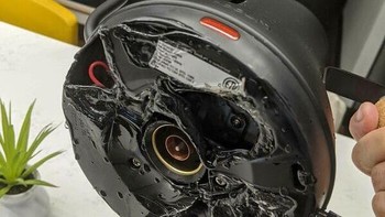 Maksud hati beralih menggunakan teko listrik. Tapi tekonya dipanaskan di atas kompor, ya begini jadinya. Foto: notsewfast_ via pleated-jeans.com