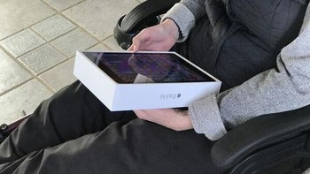 Pengguna iPad ini membiarkan kardus selalu menempel pada gadgetnya agar mudah disimpan saat tidak dipakai. Foto: FrederikTwn via pleated-jeans.com