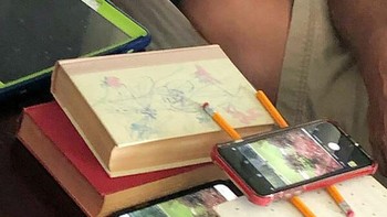 Orang ini tidak tahu ada fungsi screen recorder di ponsel, jadi dia merekam menggunakan ponsel lain. Duh! Foto: scoliosisissad via pleated-jeans.com