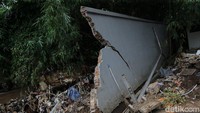 Tembok tersebut roboh karena terjangan aliran deras Kali Krukut pada akhir pekan lalu.