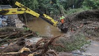 Petugas juga menyingkirkan sampah-sampah yang menghambat aliran air.