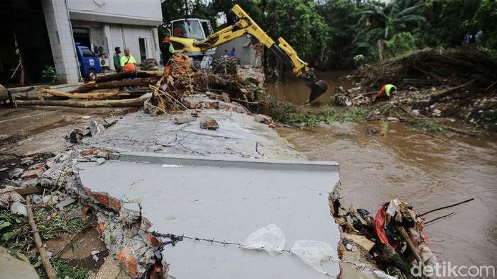 Tembok Runtuh di Aliran Kali Krukut Mulai Diperbaiki Banjir yang menerjang kawasan Kemang pada 20 Fenruari 2021 lalu membuat tembok salah satu rumah warga di aliran Kali Krukut roboh.