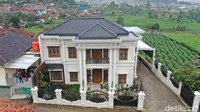 Rumah mewah Dede terlihat megah dan mewah dikelilingi perkebunan di Desa di Desa Cukanggenteng, Kecamatan Pasirjambu, Bandung, Jawa Barat.