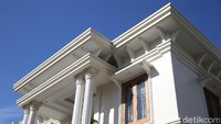 Desain rumah tersebut didapatkannya dari hasil berselancar di media sosial dan disempurnakan oleh arsitek.