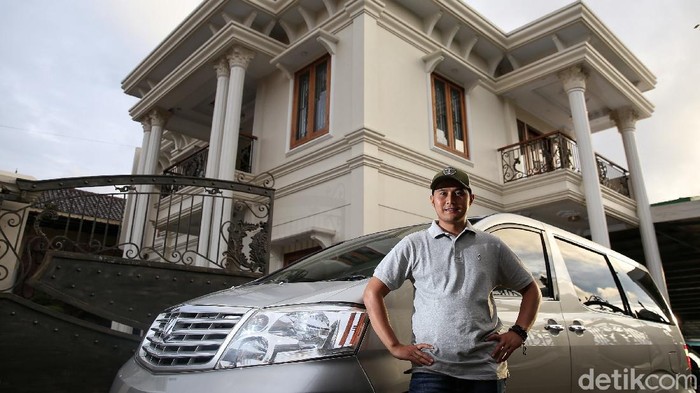 Tenggok Rumah Petani Labu Seharga Rp 2,5 M Dede Koswara seorang petani labu memiliki rumah seharga 2.5 M. Hasil kerja kerasnya kini Dede mampu menghadirkan kehidupan yang layak bagi keluarganya