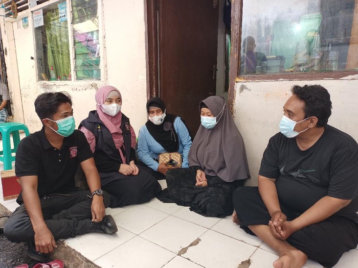 Tim Kemensos beri santunan ke keluarga Arjuna (Karin/detikcom)