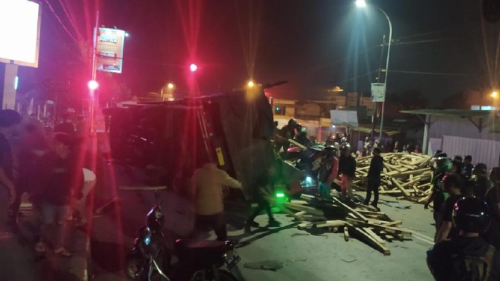 Truk tabrak 2 mobil di Salatiga