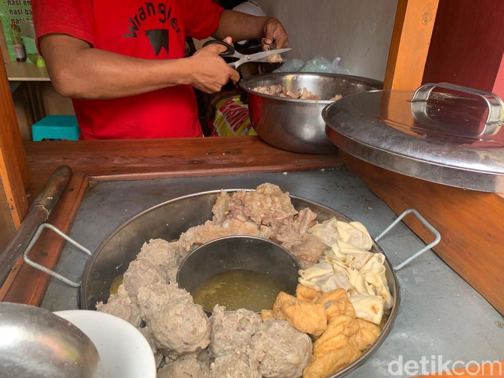 Uenak Poll Bakso Tetelan Barbar Dengan Topping Tetelan Melimpah Ruah