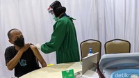Selain jurnalis, KPK juga memberikan vaksin COVID-19 kepada pegawai, tahanan serta pihak eksternal di lingkungan KPK.