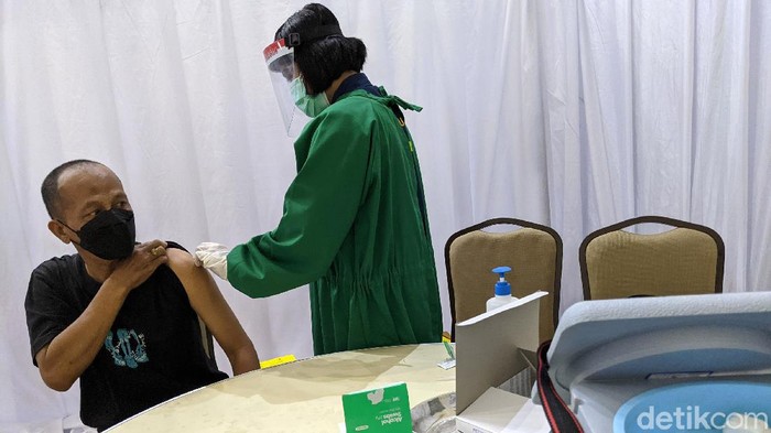 Vaksinator menyuntikan vaksin Covid-19 kepada jurnalis di Gedung Penunjang KPK Merah Putih, Jakarta, Selasa (23/2/2021). Selain kepada jurnalis, KPK juga memberikan vaksin Covid-19 kepada pegawai, tahanan serta pihak eksternal di lingkungan KPK.