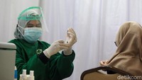 Pemberian vaksin dilakukan dengan dosis yang telah ditentukan.