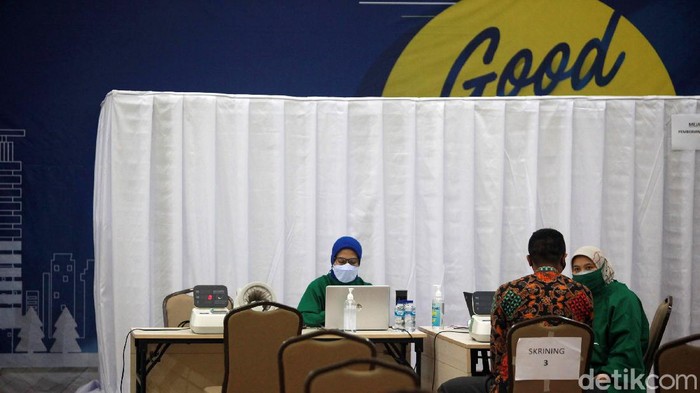Vaksinator menyuntikan vaksin Covid-19 kepada jurnalis di Gedung Penunjang KPK Merah Putih, Jakarta, Selasa (23/2/2021). Selain kepada jurnalis, KPK juga memberikan vaksin Covid-19 kepada pegawai, tahanan serta pihak eksternal di lingkungan KPK.