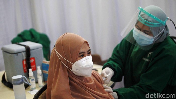 VAKSINASI COVID-19 DI KPK Vaksinator menyuntikan vaksin Covid-19 kepada jurnalis di Gedung Penunjang KPK Merah Putih, Jakarta, Selasa (23/2/2021). Selain kepada jurnalis, KPK juga memberikan vaksin Covid-19 kepada pegawai, tahanan serta pihak eksternal di lingkungan KPK.