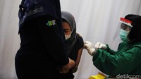 Vaksinator menyuntikan vaksin Covid-19 kepada jurnalis di Gedung KPK, Jakarta, Selasa (23/2/2021).