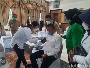 Usai Disuntik Vaksin COVID-19, Tubuh Kasatpol PP Surabaya Lemas