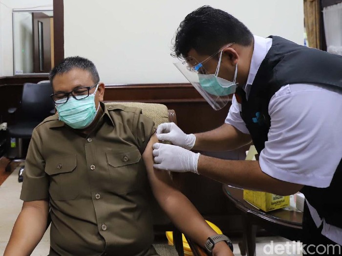 Vaksinasi COVID-19 tahap dua pemkot surabaya untuk lansia