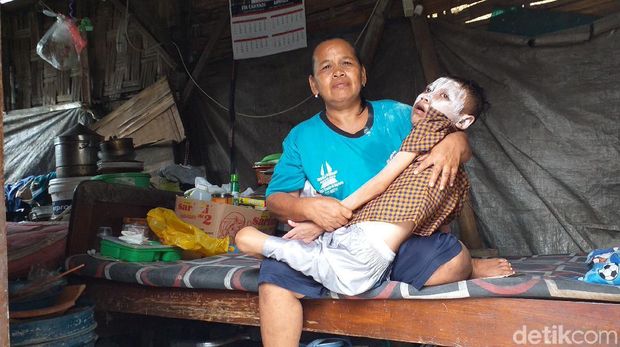viral anak lumpuh tinggal di rumah tak layak huni