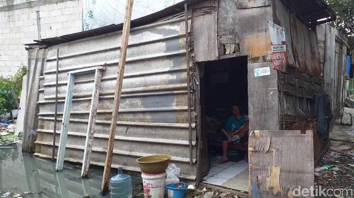 viral anak lumpuh tinggal di rumah tak layak huni