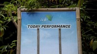 Berlokasi di Jalan Padasuka nomor 118, Bandung, Jawa Barat, Saung Angklung Udjo biasanya menggelar lima kali pertunjukan angklung dalam sehari. Pertunjukannya pun banyak diminati pelajar, wisatawan domestik maupun mancanegara.  