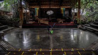 Saung Angklung Udjo (SAU) dikenal sebagai tempat pertunjukan, pusat kerajinan tangan dari bambu dan bengkel instrumen musik Sunda. Tempat ini juga berfungsi sebagai laboratorium pendidikan dan pusat belajar musik tradisional, khususnya angklung.  