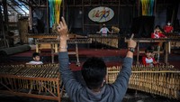 Adalah pasangan suami istri Udjo Ngalagena dan Uum Sumiati yang mendirikan Saung Angklung Udjo pada tahun 1966 untuk melestarikan kebudayaan tradisional Sunda.  