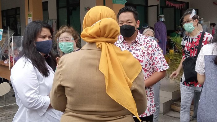 Wakil Ketua Komisi IX DPR Charles Honoris saat memantau vaksinasi COVID-19 untuk lansia di RSUD Taman Sari Jakbar (Foto: Kadek/detikcom)