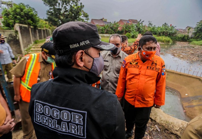 Wali Kota Bogor Bima Arya saat memimpin briefing kesiapsiagaan bencana bersama jajaran Badan BPBD, Dinas PUPR Kota Bogor, serta Satgas Ciliwung di Kayumanis, Tanah Sareal