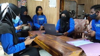 Mereka membangun sebuah unit usaha Bumdes penyedia jaringan internet desa. Kemudian kita membuat program subsidi desa terhadap jaringan internet untuk seluruh masyarakat Desa Tanggan (Andika Tarmy/detikcom)