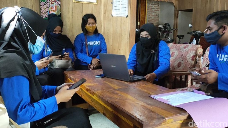 Warga Desa Tanggan di Sragen pasang internet mandiri. Ada 176 rumah dikelola Bumdes bekerja sama dengan operator