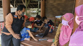 Berawal dari kondisi daerah yang susah sinyal, Desa Tanggan, Kecamatan Gesi, Sragen, Jawa Tengah, bertekad memasang jaringan internet mandiri. (Andika Tarmy/detikcom)