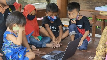 Berkat layanan internet desa ini, banyak warga desa yang memiliki anak usia sekolah tak lagi kesulitan mengikuti sekolah daring. (Andika Tarmy/detikcom)