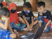 Warga Desa Tanggan di Sragen pasang internet mandiri. Ada 176 rumah dikelola Bumdes bekerja sama dengan operator