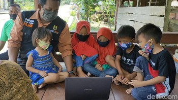 Bekerja sama dengan salah satu penyedia layanan internet pelat merah, Bumdes Tanggan bekerja bak server internet yang membagi jaringan ke rumah-rumah warga. (Andika Tarmy/detikcom)