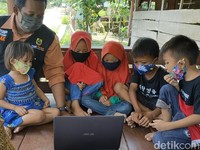 Warga Desa Tanggan di Sragen pasang internet mandiri. Ada 176 rumah dikelola Bumdes bekerja sama dengan operator