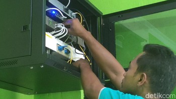 Setiap sambungan ditarik iuran sebesar Rp 100 ribu per bulan. Dengan biaya ini, masyarakat mendapatkan layanan internet unlimited dengan bandwith mencapai 2 Mbps (Andika Tarmy/detikcom)