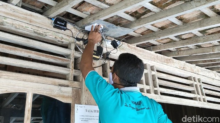 Warga Desa Tanggan di Sragen pasang internet mandiri. Ada 176 rumah dikelola Bumdes bekerja sama dengan operator