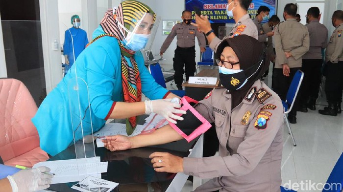 511 Anggota Polres Tuban dan Polsek jajaran mendapat giliran vaksin tahap pertama
