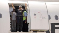 Satu demi satu, kamar-kamar terdalam pesawat kepresidenan Libya, yang saat itu ditempati oleh milisi pemberontak Kalashnikov, diungkap rahasianya. Ada bak mandi air panas, bioskop pribadi, kamar tidur utama berlapis cermin, dan banyak lagi