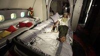 Dari luar, Airbus A340-200 tampak seperti pesawat lain dari maskapai penerbangan Libya, Afriqiyah Airways. Jet pribadi ini memang sangat pas dijuluki istana terbang Khadafi.