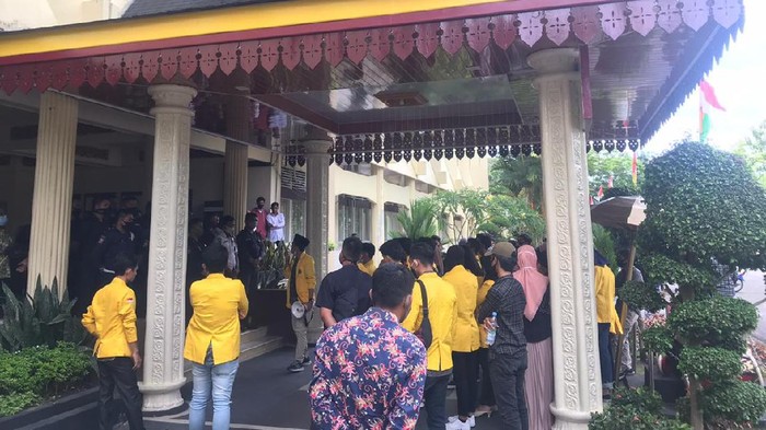 Aksi yang digelar mahasiswa di gedunh rektorat beberapa waktu lalu