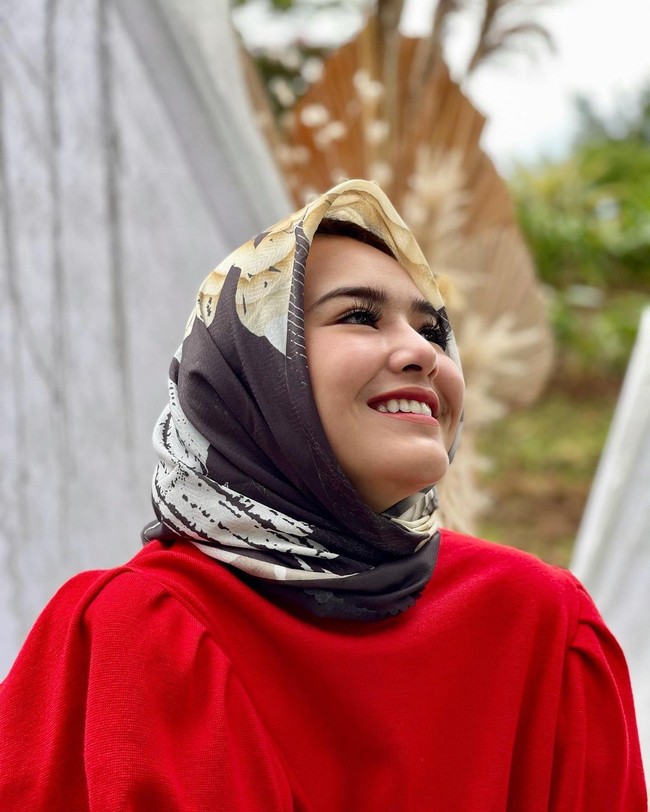 Amanda Gabriella Manopo Lugue atau yang lebih dikenal sebagai Amanda Manopo melejit lewat perannya sebagai Andin di sinetron Ikatan Cinta. Ia merambah ke dunia bisnis hijab dengan brand Mansyah.am. Hijab yang ia jual hijab segiempat motif, bahan voile texture yang berukuran 115x115 cm. Harganya dibanderol Rp 299 ribu. Amanda kerap didoakan warganet agar mejadi mualaf, saat membagikan fotonya saat menjadi model brand hijabnya. Foto: Dok. Instagram @amandamanopo.