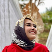 Amanda Gabriella Manopo Lugue atau yang lebih dikenal sebagai Amanda Manopo melejit lewat perannya sebagai Andin di sinetron Ikatan Cinta. Ia merambah ke dunia bisnis hijab dengan brand Mansyah.am. Hijab yang ia jual hijab segiempat motif, bahan voile texture yang berukuran 115x115 cm. Harganya dibanderol Rp 299 ribu. Amanda kerap didoakan warganet agar mejadi mualaf, saat membagikan fotonya saat menjadi model brand hijabnya. Foto: Dok. Instagram @amandamanopo.