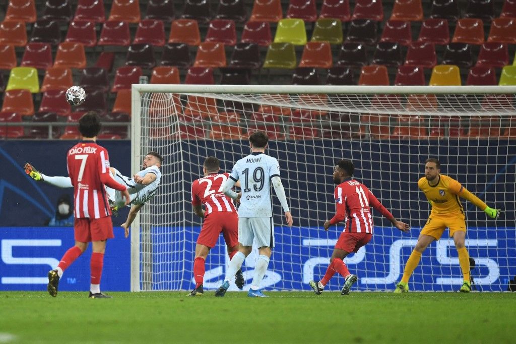Atletico Madrid vs Chelsea Chelsea's French striker Olivier Giroud (L) scores during the UEFA Champions League round of 16 first leg football match between Club Atletico de Madrid and Chelsea at the Arena Nationala stadium in Bucharest on February 23, 2021. (Photo by Daniel MIHAILESCU / AFP)
